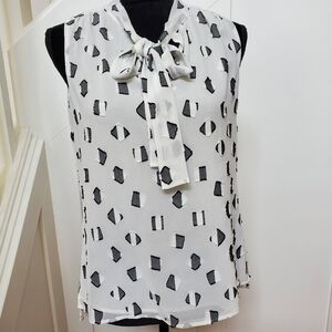 Sleeveless front tie lined textured squares blouse